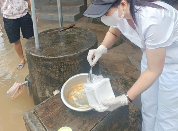 Khử trùng nước giếng có váng bằng I-ốt (Iodine)