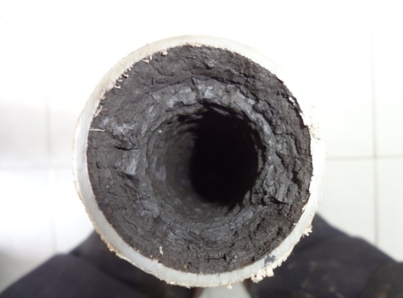 Nước nhiễm mangan đóng cặn, gây tắc hệ thống đường ống nước