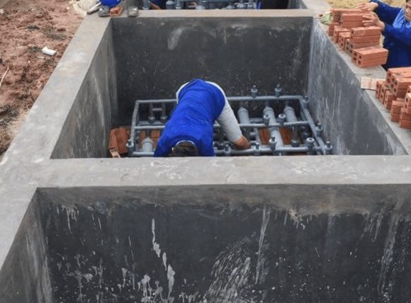 Xây dựng bể lọc và dùng vật liệu lọc nước nhiễm mangan