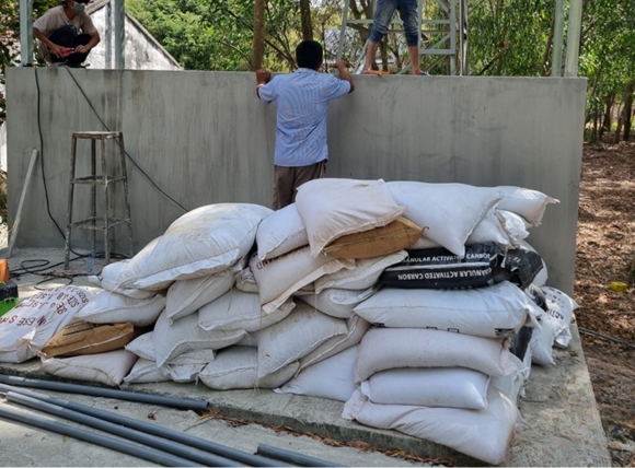 Sắp xếp và đổ lớp vật liệu lọc nước giếng mới