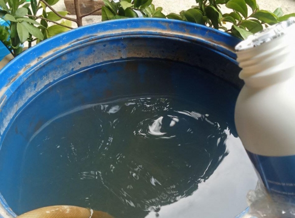 Dùng vôi để xử lý nước giếng khoan bị đục