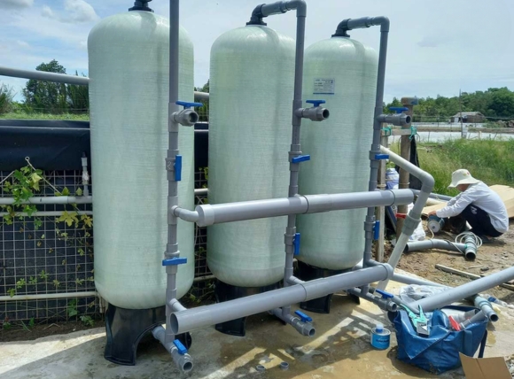Lắp đặt cột composite cho hệ thống nuôi trồng trong nông nghiệp