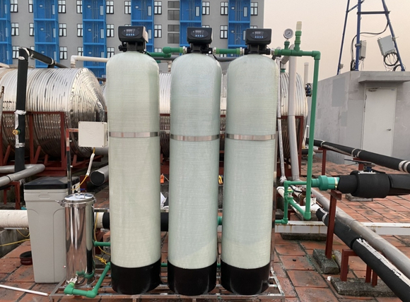 Lắp đặt hệ thống lọc đầu nguồn 3 cột lọc composite 1252 cho chung cư