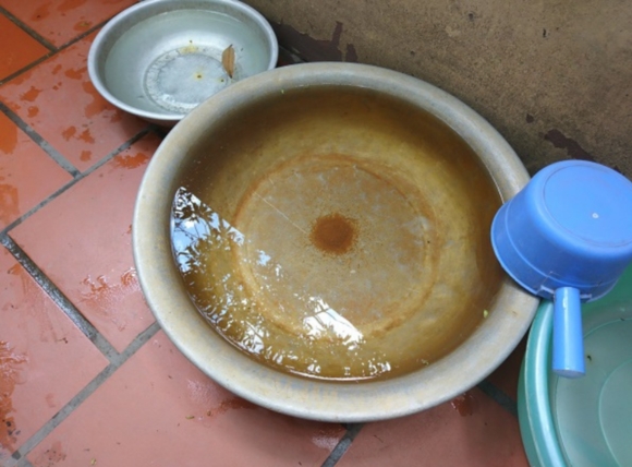 Kiểm tra nước giếng bị nhiễm phèn sắt bằng nước chè