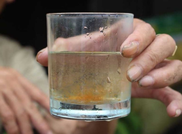 Kiểm tra nước giếng bị nhiễm phèn sắt bằng nước chè