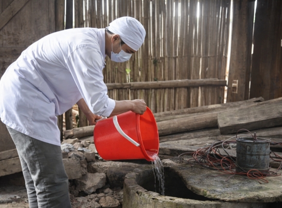 Vệ sinh và khử trùng giếng sau ngập lụt vì lũ