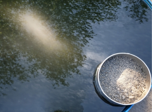 Dùng tro bếp để xử lý nước phèn